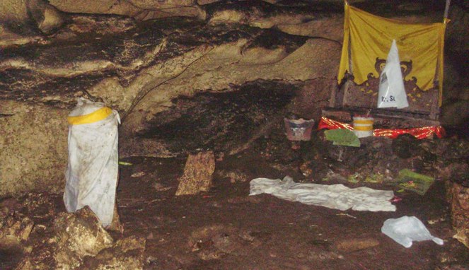 Salah satu gua di alas Purwo [Image Source]