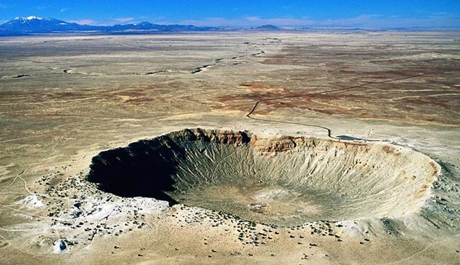 Kawah yang terbentuk dari jatuhnya meteor di jaman purba [image source]