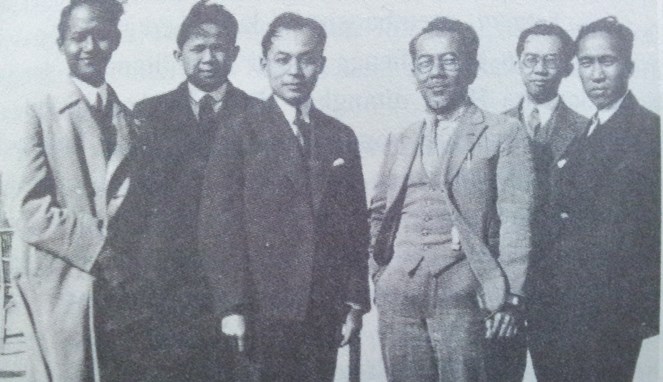Bung Hatta (ketiga dari kiri) [Image Source]