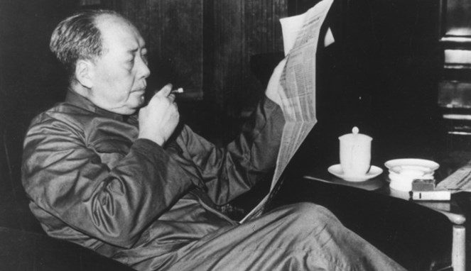 Mao Zedong merokok [Image Source]