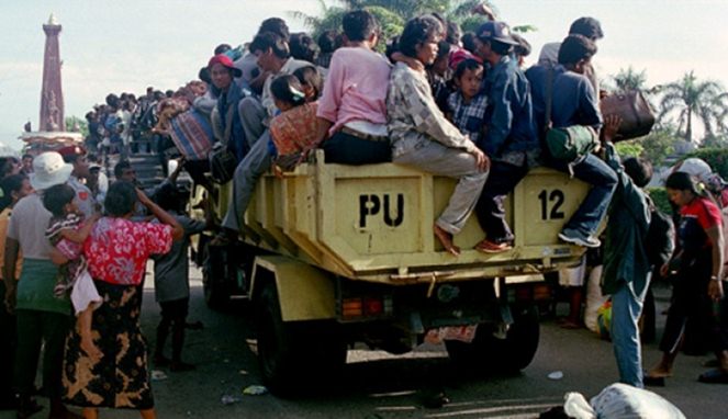 Masyarakat Madura mengungsi [Image Source]