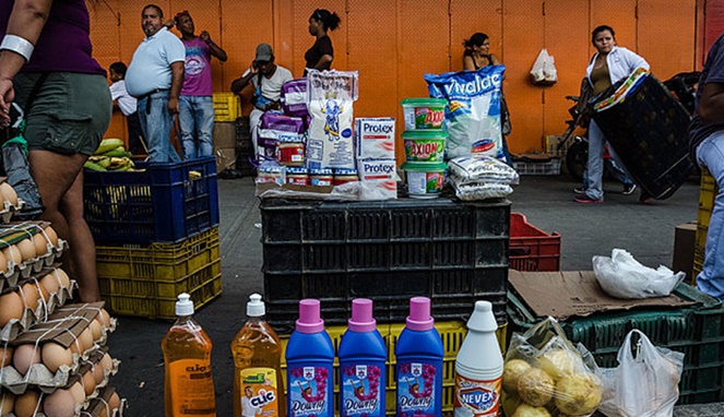 Pasar gelap di Venezuela [Image Source]