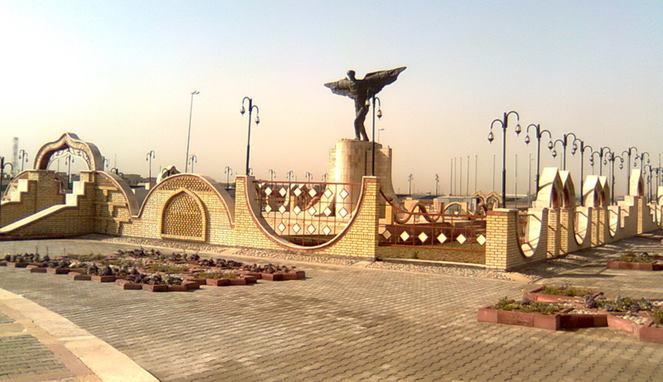 Patung Ibnu Firnas di Bandara Ibnu Firnas Baghdad [Image Source]