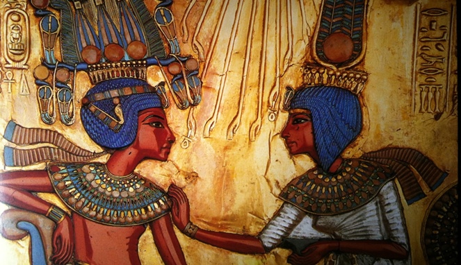 Relief Tutankhamun dan istrinya [Image Source]