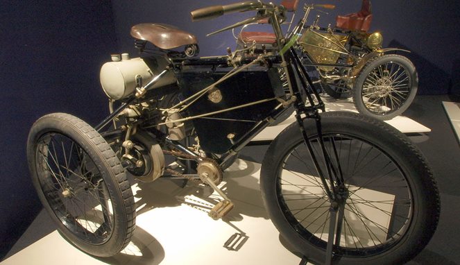 De Dion Bouton Tricycle [Image Source]