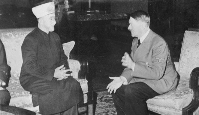 Hitler saat bertemu dengan petinggi Mesir [Image Source]
