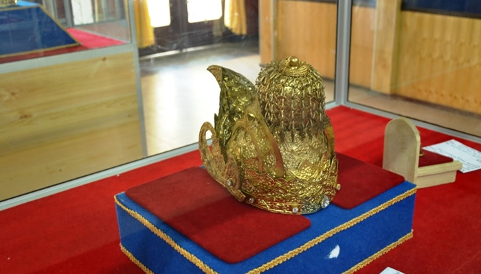 Mahkota kerajaan Kutai [image source]