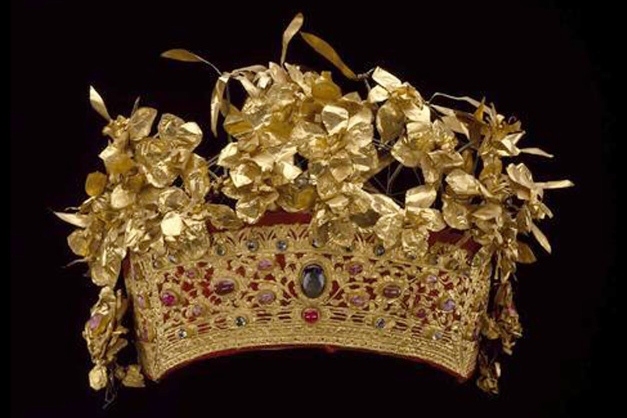 mahkota ratu Kerajaan Singaraja [image source]