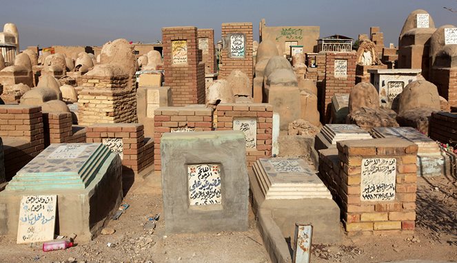 Makam di Wadi Al-Salam dari dekat [Image Source]
