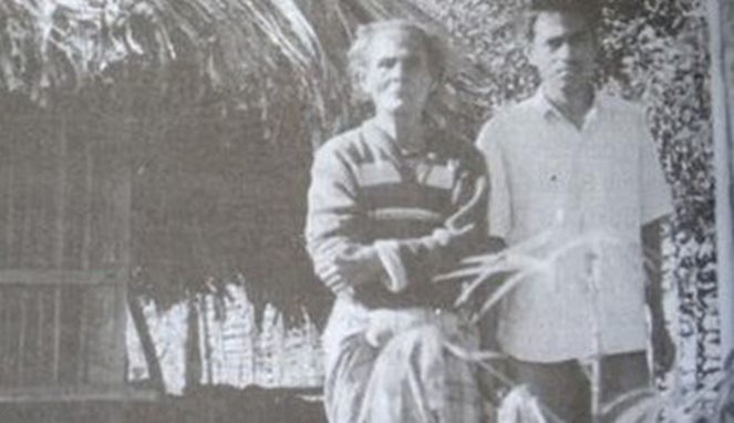 Riwu Ga (sebelah kiri) dan anaknya [Image Source]