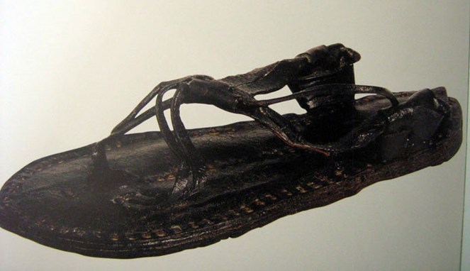 Sandal yang sering digunakan oleh Nabi Muhammad [Image Source]