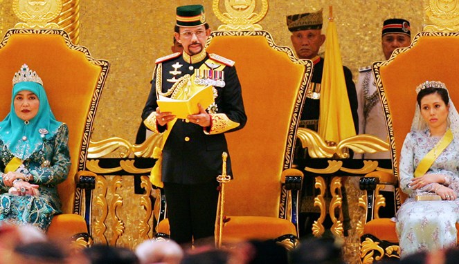 Sang Sultan mengoleksi banyak perhiasan [Image Source]
