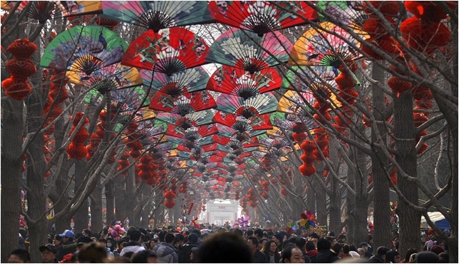 Festival lampion saat imlek di Beijing [image source]