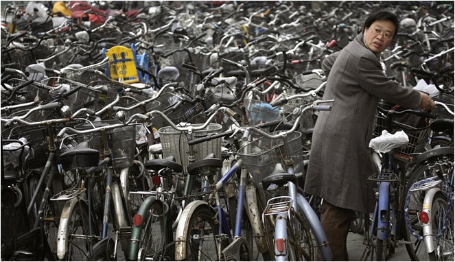 Masih banyak orang Tiongkok yang menggunakan sepeda [image source]