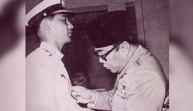 Ali Sadikin ketika dilantik Bung Karno [Image Source]