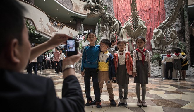 Anak-anak Korut berfoto di depan T-Rex [Image Source]