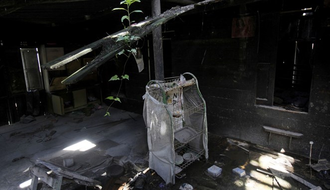 Bagian belakang rumah yang hancur [Image Source]