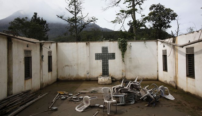 Bagian dalam gereja yang hancur [Image Source]