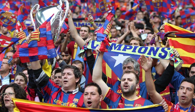 Dipuja-puja fans Barca [Image Source]