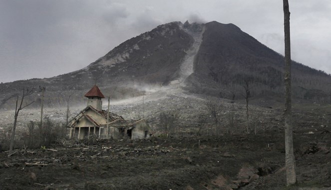 Gereja ini hancur terkenal erupsi gunung di atasnya [Image Source]