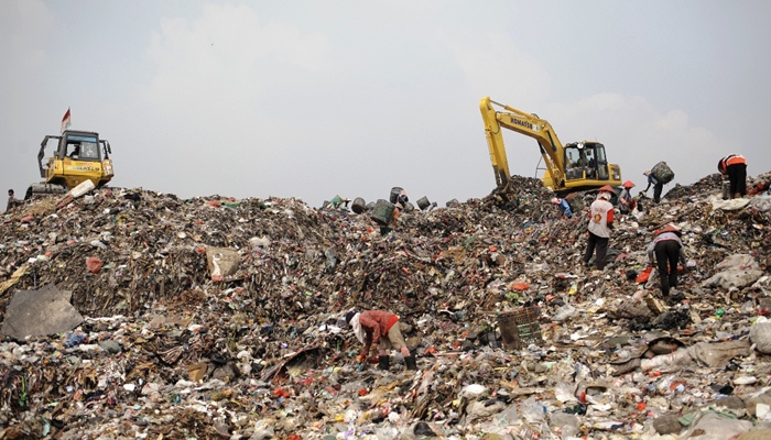 gunungan sampah [image source]