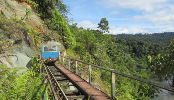 Kereta jadi salah satu akses ke desa Lebong Tandai [Image Source]