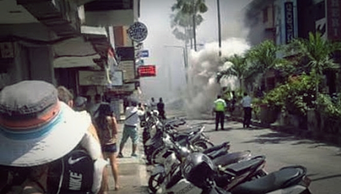 ledakan di Kuta Square [image source]