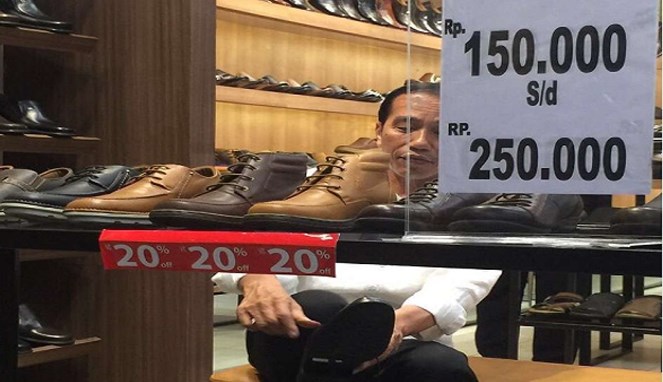 Pak Jokowi sedang mencoba sepatu diskonan [Image Source]