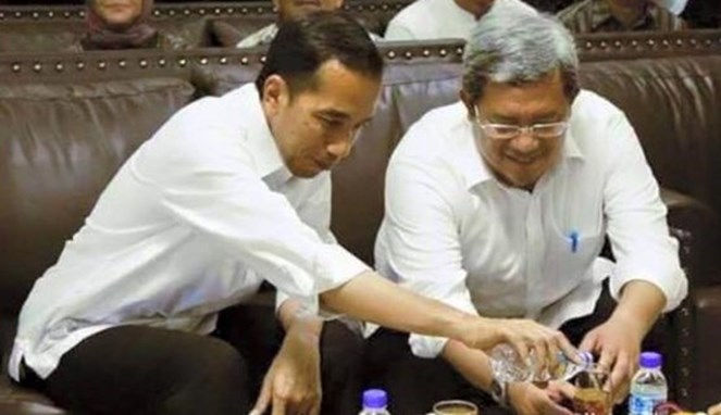 Pak Jokowi tuangkan air minum [Image Source]
