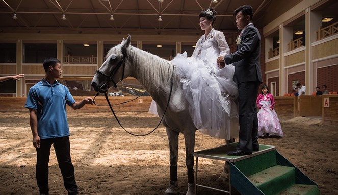 Preweding di arena kuda ala pengantin Korut [Image Source]