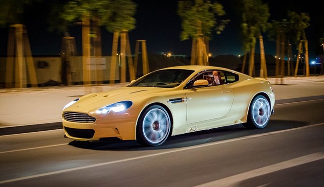 Pria Qatar berjalan-jalan dengan Aston Martinnya [Image Source]