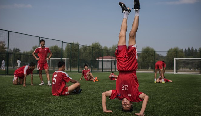Remaja-remaja Korut main sepakbola dan bercanda [Image Source]