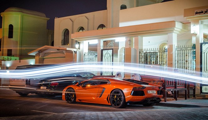Sebuah Lamborghini yang terparkir begitu saja di jalan [Image Source]