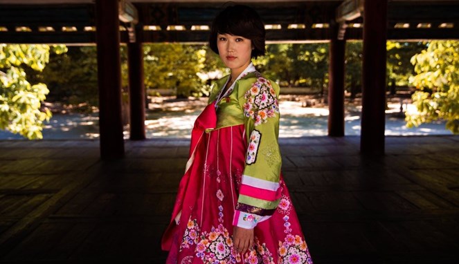 Seorang wanita Korut dengan pakaian tradisional [Image Source]