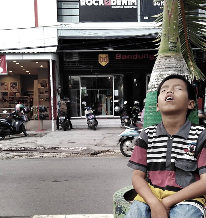 Seorang anak tertidur di pinggir jalan karena tak punya rumah. Photo by Instaram/arishandirizki
