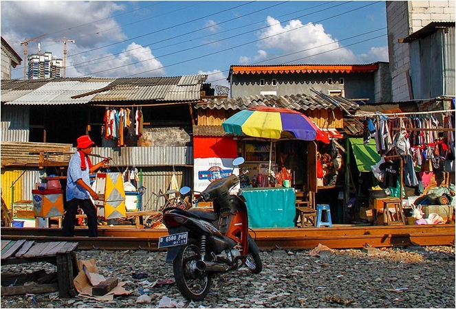 Kampung pinggiran rel Petamburan Jakarta Selatan. Photo by: Rahmad Azhar