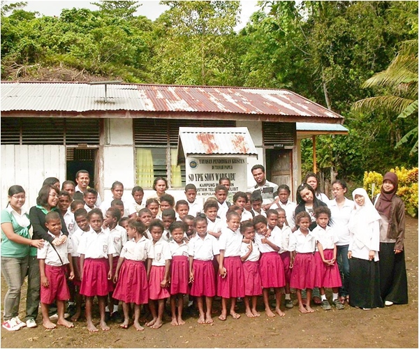 Semangat sekolah anak-anak di Papua. Photo by Instagram/Ika Palimbunga