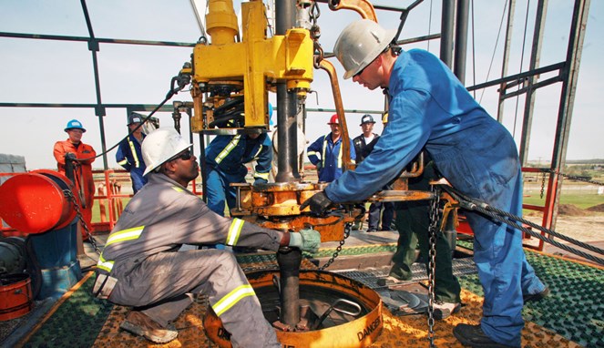 Bekerja di tambang minyak risikonya besar [Image Source]