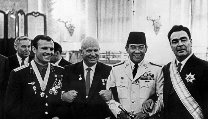 Bung Karno dan Yuri Gagarin [image source]