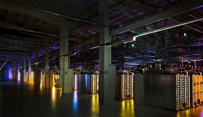 Deretan blok di Google Data Center berisi jutaan hard-drive [Image Source]