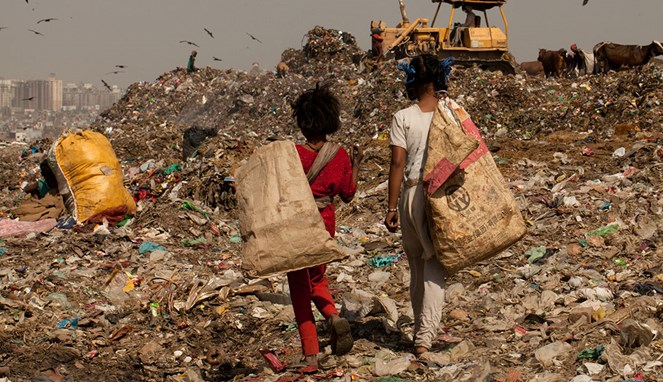 Dua anak perempuan mengumpulkan sampah [Image Source]