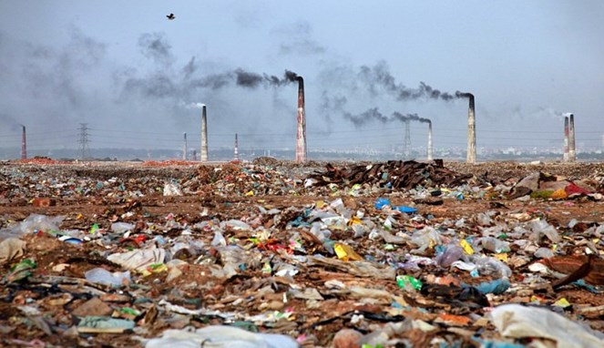 Gunungan sampah plastik yang luar biasa [Image Source]