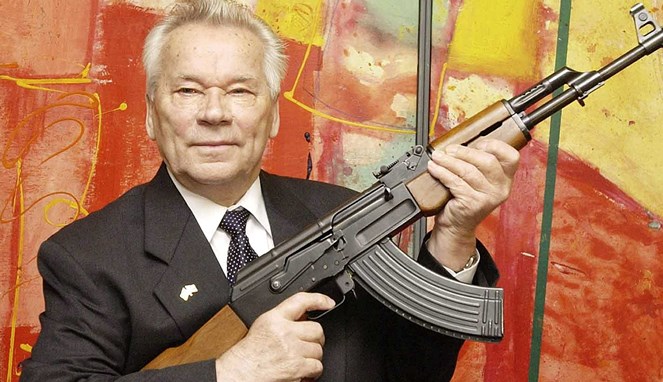 Mikhail Kalashnikov dan AK47-nya [Image Source]