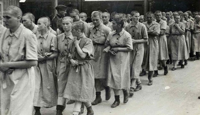Para tahanan wanita Holocaust [Image Source]