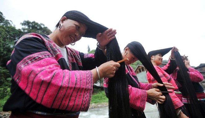 Para wanita menyisir rambutnya [Image Source]