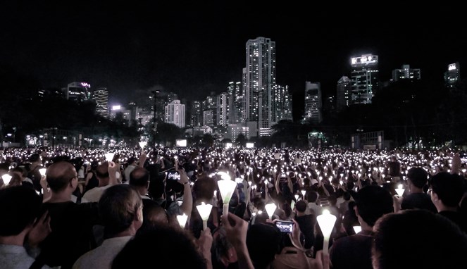 Peringatan Tiananmen di Hongkong [Image Source]