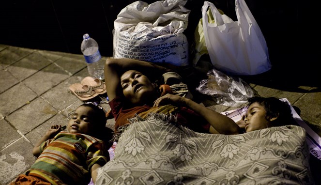 Potret keluarga India yang tidur di jalanan [Image Source]