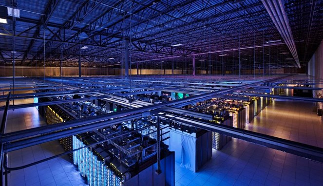 Ruangan berisi hard-drive di Google Data Center [Image Source]
