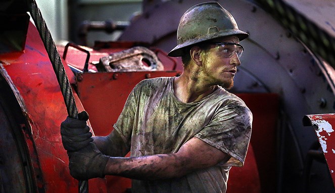 Susahnya masuk jadi pekerja minyak [Image Source]