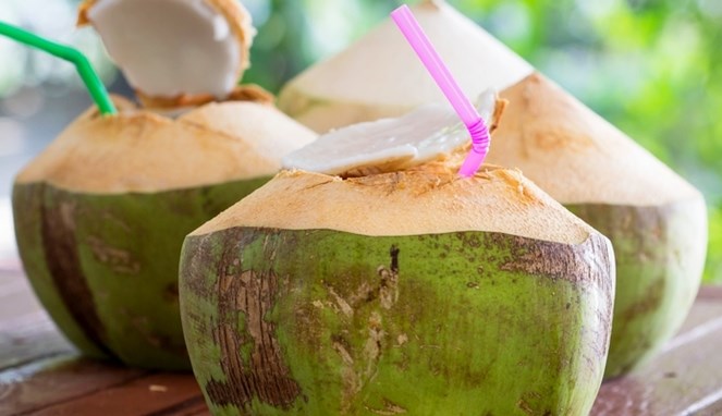 Minum air kelapa [Image Source]
